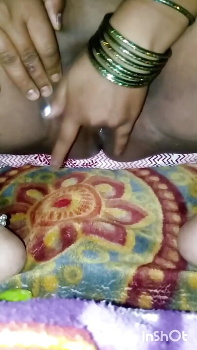 Danas je Savita Bhabhi potpuno ispraznila svoju vaginu od svih tekućina.