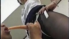 Docteur japonais avec un gode ceinture