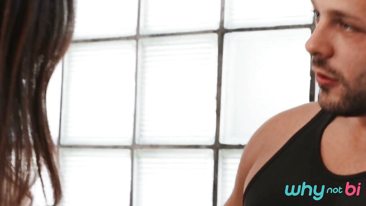 ¿Por qué no bi- Alice Paradise, Derek y El manitas musculosos Chase convierten una visita de reparación de oficina en un íntimo trío bisexual