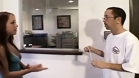 Симпатичную французскую крошку трахнули в идеальное лицо