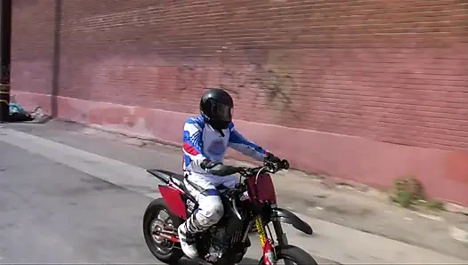 Seks threesome paling hot dua pelacur pecandu fetish dan pria kontol besar