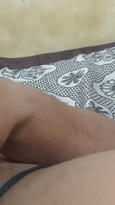 Este pibe se sacudió la pija en la cama adentro de la casa y largó semen. Video porno viral sexy, ladake ne ghar ke andar b | Clip 3