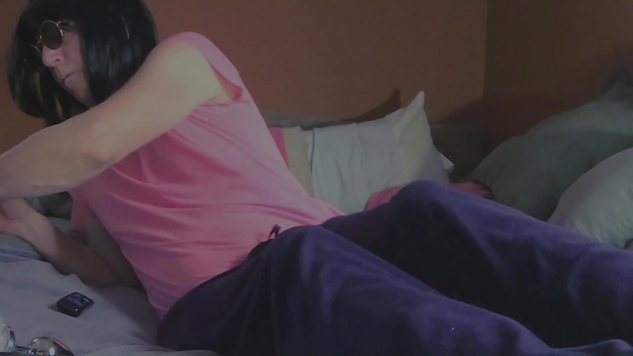 T-Girl Daphne은 첫 시도에서 7인치 딜도를 딥쓰롯하는 자연산 걸레