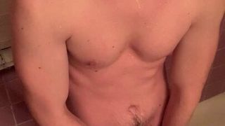Atleta muscular se masturbando no chuveiro, gemidos altos e gozadas