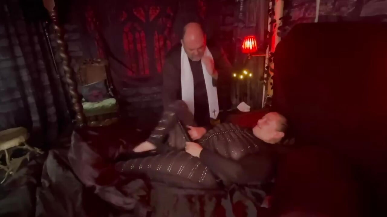1. dio: - Kraljica vampira pretvara svećenika u kurvu koja puši kurac!