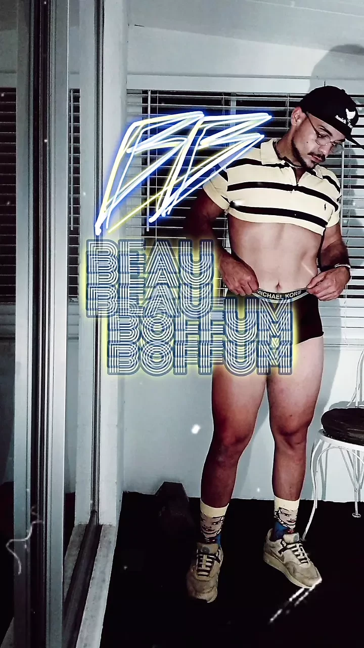 业余辣妹 HUNK BEAU Boffum 在佛罗里达州圣彼得堡的空中走廊桥上乱搞和射在口袋里
