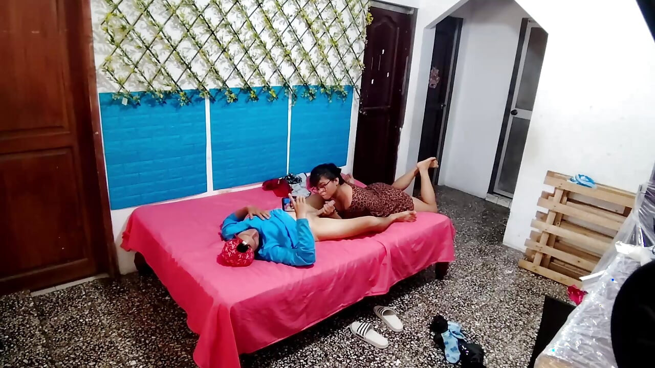 Reife frau benutzt einen mann zu ihrem vergnügen und filmt ein privates video. Teil 1