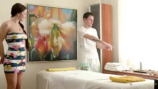 Atemberaubendes brünettes teen reibt ihren kitzler, während sie auf dem massagetisch fickt