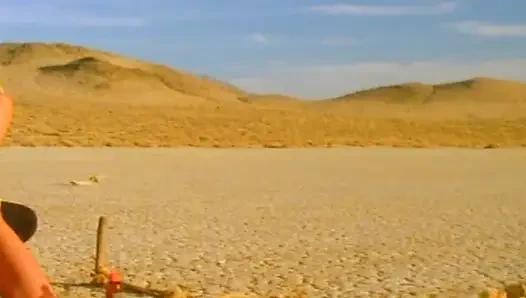 Sidik sırılsıklam sarışın bebek çöl altın duşu için diz çökerken