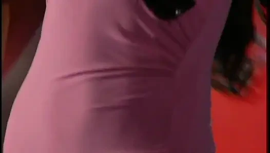 Брюнетка, запиканная на вечеринке, сосет большой жесткий член, кончая в ее лицо