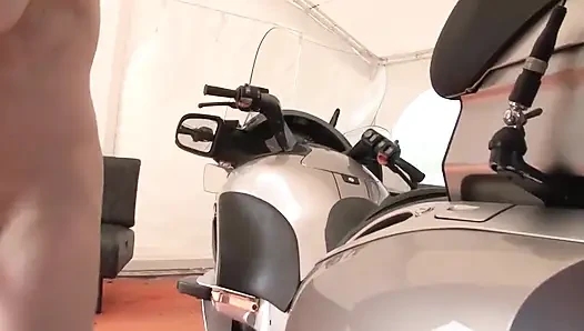Azgın esmer motosiklette sikiliyor