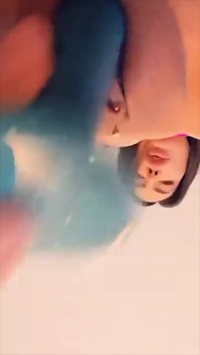 Lela Star masturba sua buceta depois de massagear seu cu enquanto fala putaria | Clipe 2