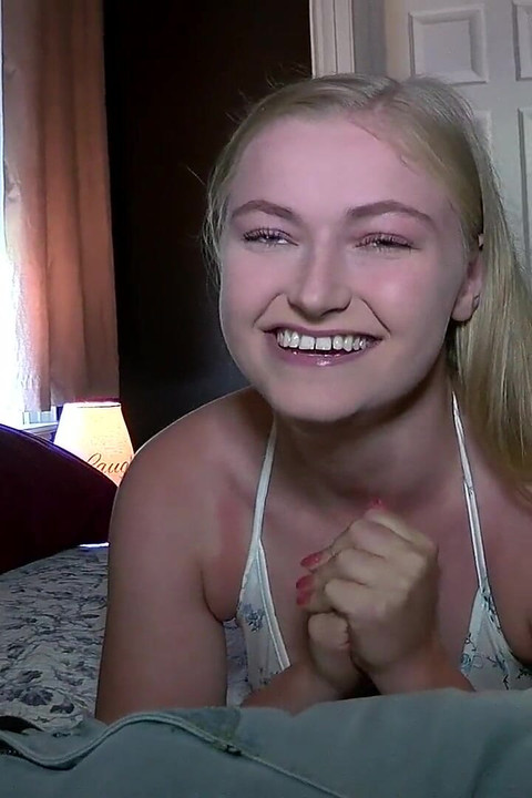 Süße blondine tief in den hals