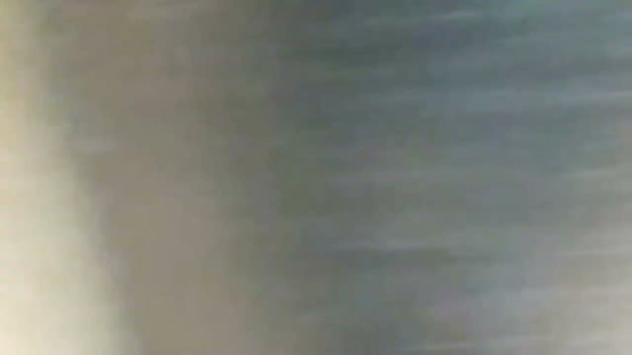 Pegando a garota safada na cama da amiga dela
