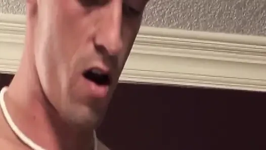 Blonde MILf nimmt großen schwanz tief in den hals, bevor sie hart hämmert