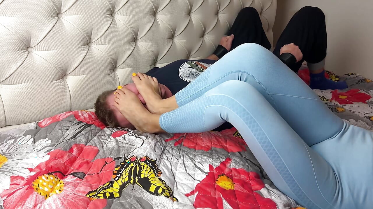Nožní dominance bondage svázaná s čichajícími nohami
