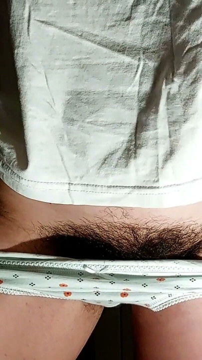 Kıllı bir kıç ve masaj ile seksi esmer Kıllı, büyük kıllı, büyük meme uçları. | Klip 2