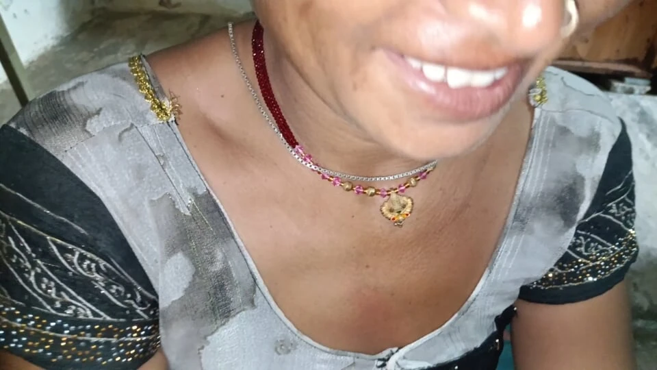 嫂子整夜都在吸吮姐夫的鸡巴，姐夫和嫂子谈恋爱，嫂子和嫂子嘴里吸吮劳达。
