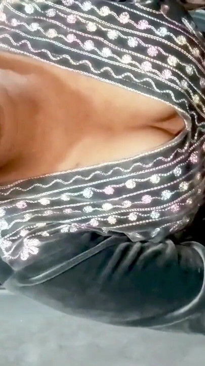 Ağzına boşalma Hintli yengenin tüm dölleri .oral seks kraliçesi tatlı neha yenge komik Hintçe ses ile büyük yarak emiyor | Klip 1