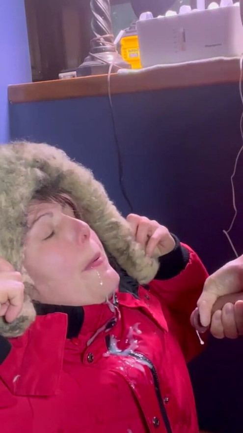 Puffet jakke blowjob & cumshot i munden | klip 1