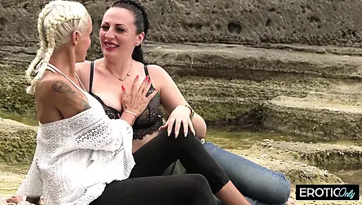 Zwei Freundinnen Lutschen Ihrer Urlaubsbekanntschaft Den Rüssel