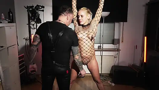 Yoğun amcık işkence seansı - Bayan Ungeniert sınırlarına zorlanıyor.