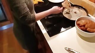 Sürtük evli kadın akşam yemeği pişirirken büyük yarağı gırtlağına kadar alıyor