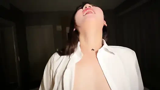 Tergoda Oleh Dua Rekan Cantik Dalam Perjalanan Bisnis! Buka Ruangan Sendirian Dan Bercinta Dengan Creampie