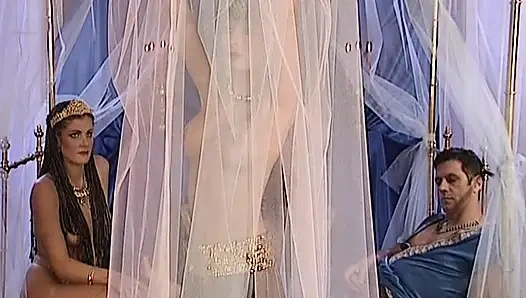 Çarpıcı Alman hatunlarla en ateşli kostümlü grup seks partisi