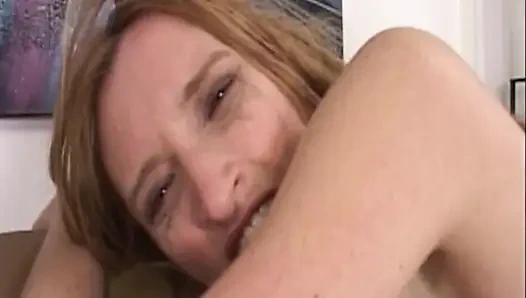 Sein Schwanz Sieht Doppelt so Groß Aus in Ihrem Dünnen Körper