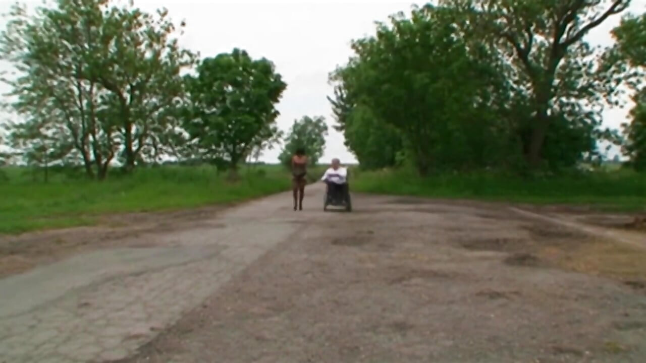 Gefesselte Blondine Unterwirft Sich Intensiven BDSM-dreier