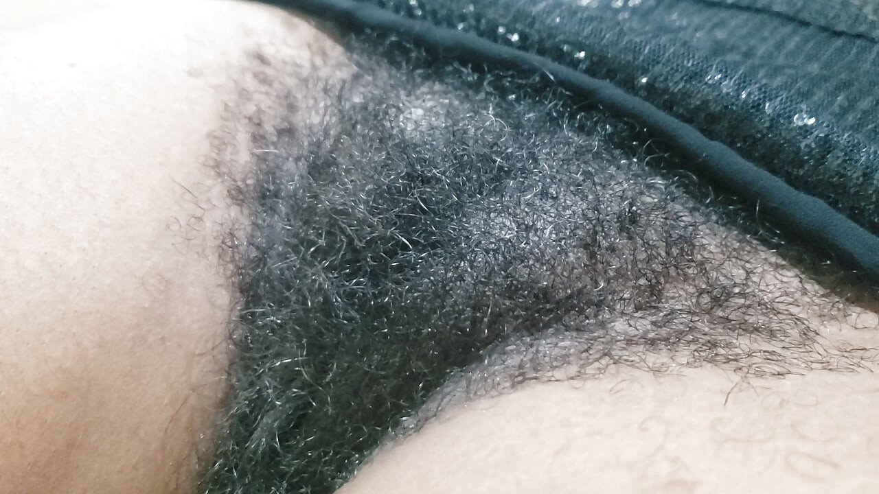 Behaarte muschi, brünette MILF mit intimer nahaufnahme, grafik