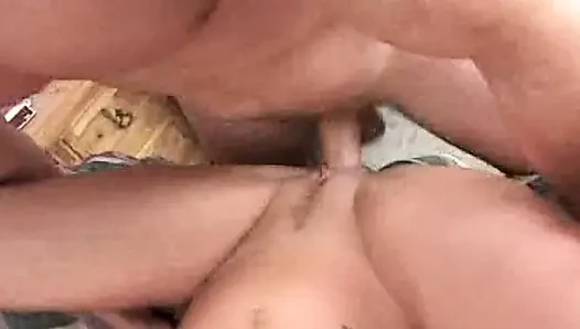 Seksi sarışın kaltak sert amcık sikişinin ardından dölleniyor