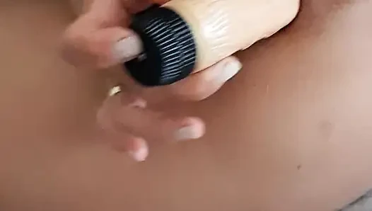 Aku membuka lubang pantat dan memekku.