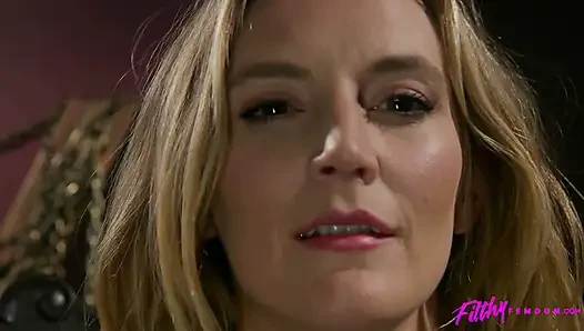 Соблазнительные крошки с маленькой шайкой и Mona Wales соблазняют своим сексуальным телом