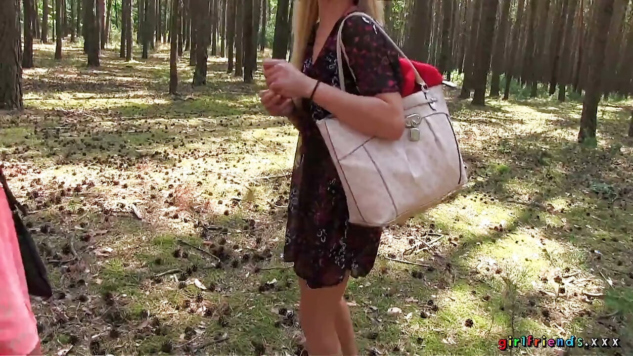 Girlfriends XXX - Petite Keira & Michelle finner et avsides sted for en vill trekant og fittelekking i skogen