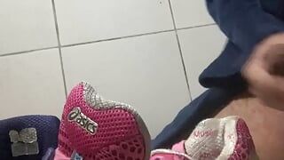 Scopando le sneaker della mia donna
