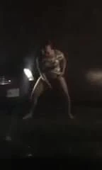 Mujer orinando en mcdonalds drive thru captada por la cámara