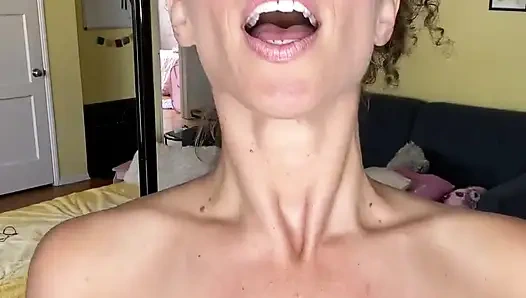 Что это значит о девушке в комбинезоне?!? Ну этот маленький застенчивый, который не остановит ее от того, чтобы ты кончил в ее миску с сиськами!