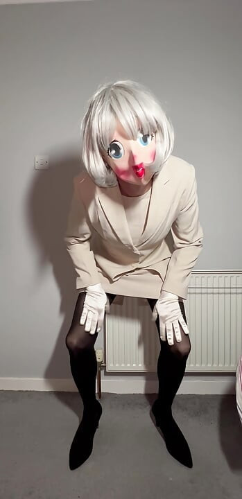 Sissy crossdresser con un traje de cambio