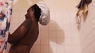 Phatkat sous la douche. première vidéo maison!