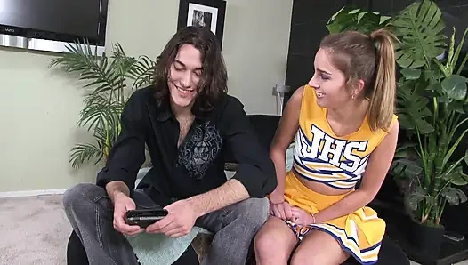 Gadis pemandu sorak remaja imut dientot di ranjang