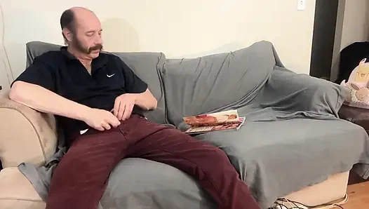 Üvey kız üvey babasını porno mag'a mastürbasyon yaparken yakalıyor