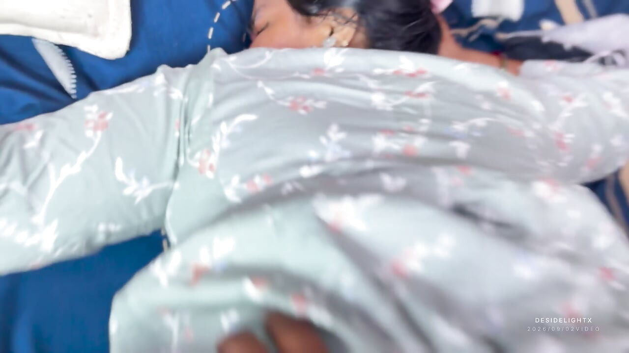El padrastro me atrapó tocando mi coño y me dejó, video hindi de sexo