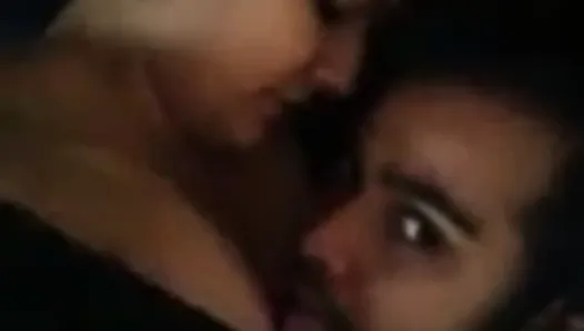 Un couple indien dans un selfie sexy