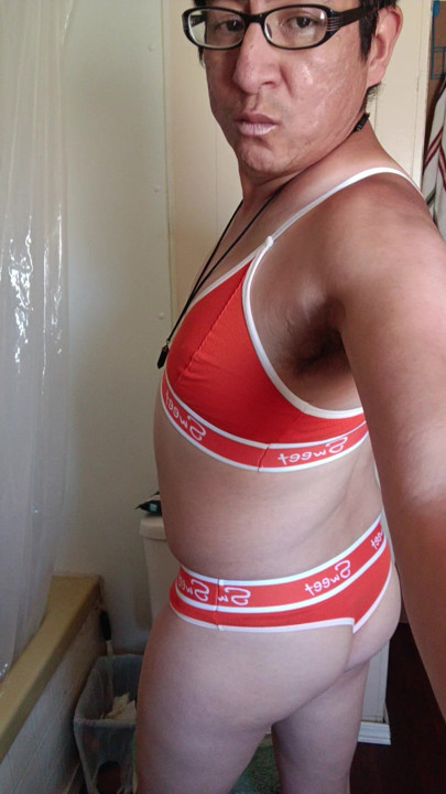 Me playing with my jiggle booty in my Orange outfit :3 rate me in comments daddy or Master :) uwu