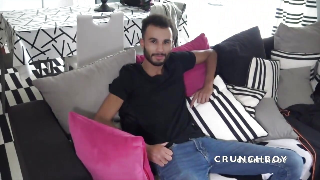 Anthony Austin usada cruda por sorpresa por el castillo de Vlad