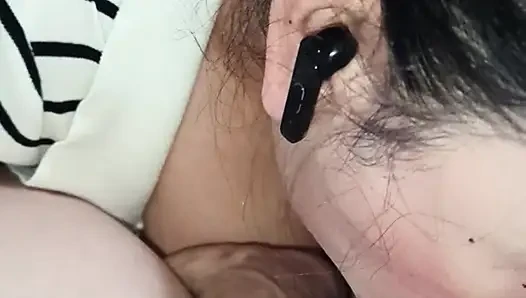 Wenn sie sich verspielt fühlt. Ehefrau mit dicken titten gibt einen weichen blowjob, um sich zu erwärmen