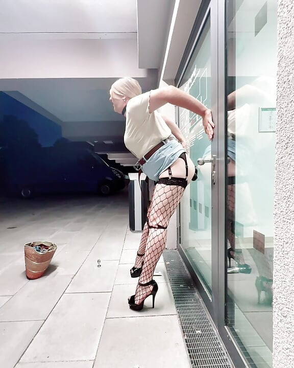 Sissy riding Dildo in Public on Glas Door
