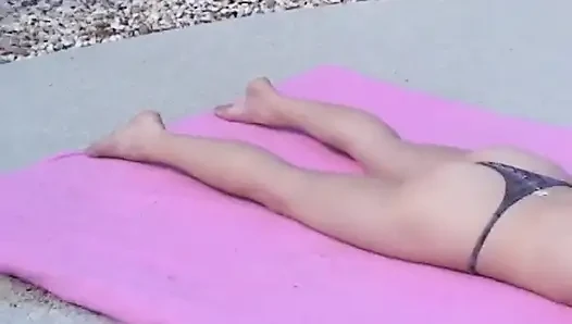 Bebek gibi kız havuz başında açık havada eyleme bayılıyor